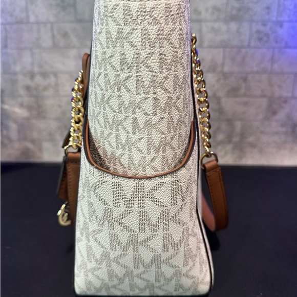 Michael Kors bag. Used only twice and still looks new. No stains/rips - Picture 7 of 9